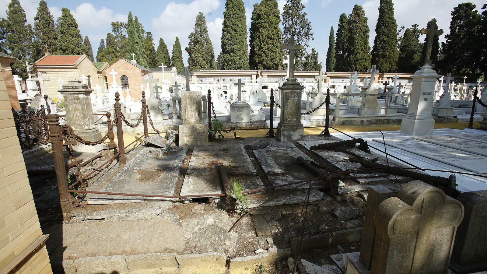 Lápidas en mal estado en el camposanto.