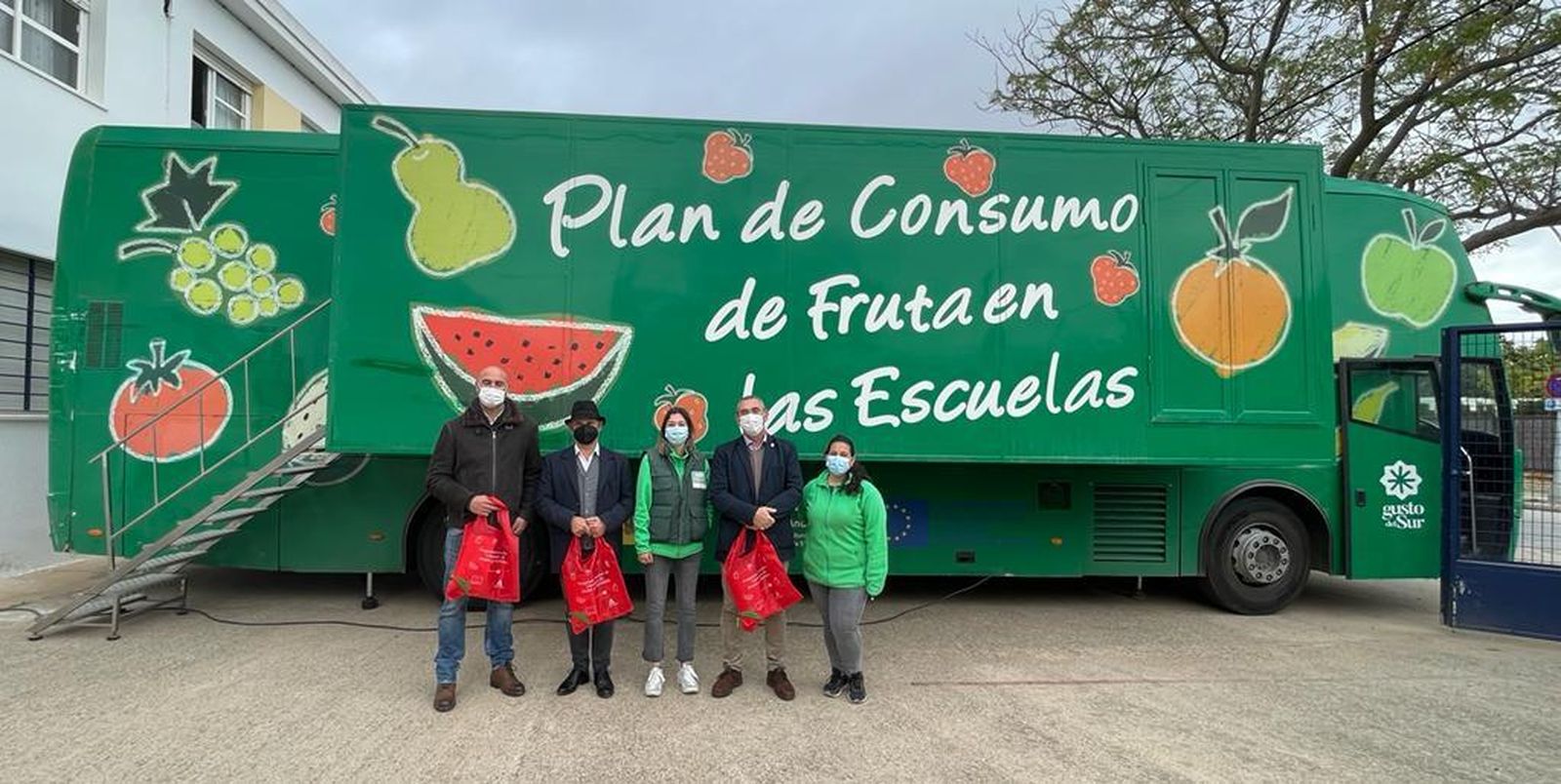 El 'Frutibus', durante su visita al CEIP Valdelagrana, con el delegado territorial Miguel Andréu.