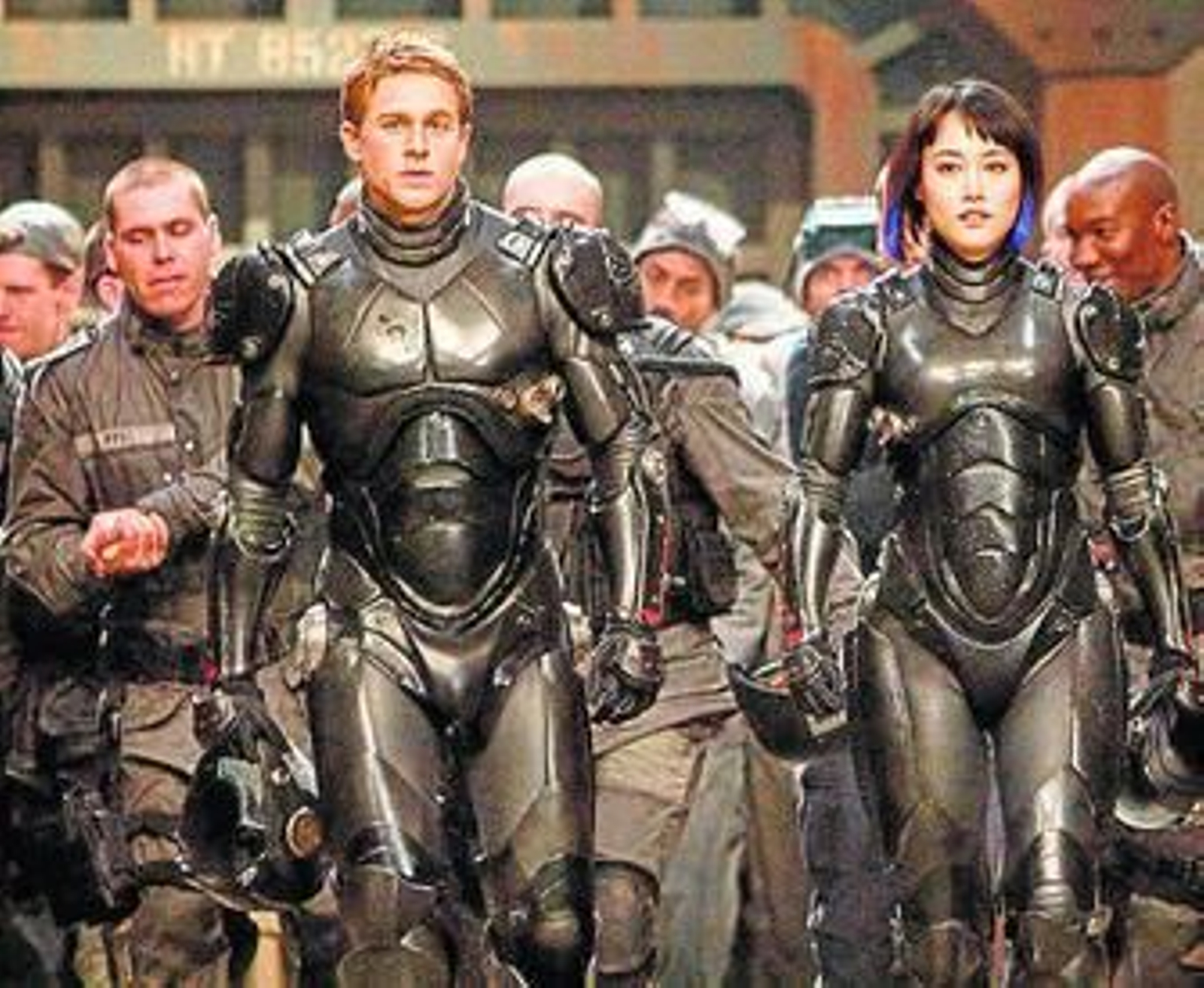 Charlie Hunnam y Rinko Kikuchi protagonizan la cinta de Del Toro. Charlie Hunnam y Rinko Kikuchi protagonizan la cinta de Del Toro.