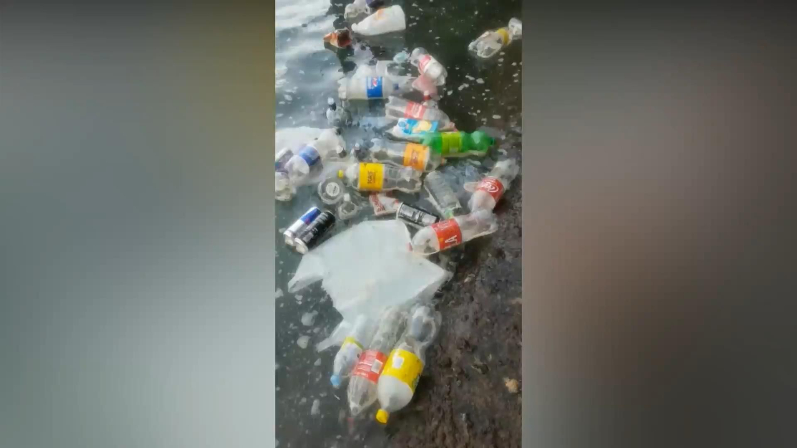 Los restos del botellón en la playita de la Punta de San Felipe.