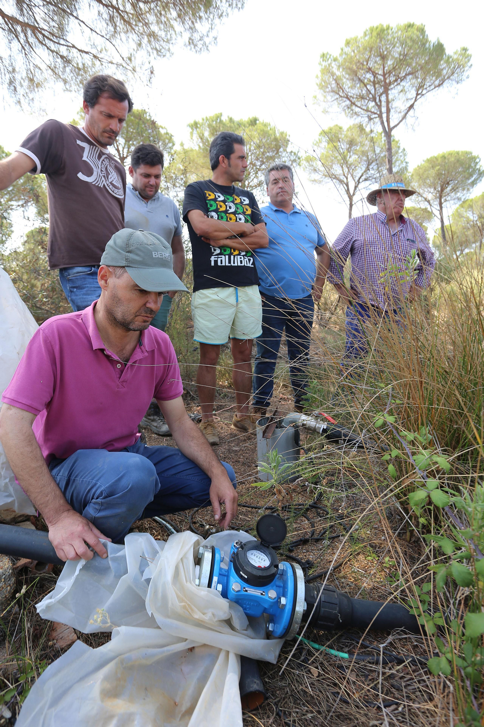 Imágenes de los agricultores haciendo guardia en los pozos de Lucena