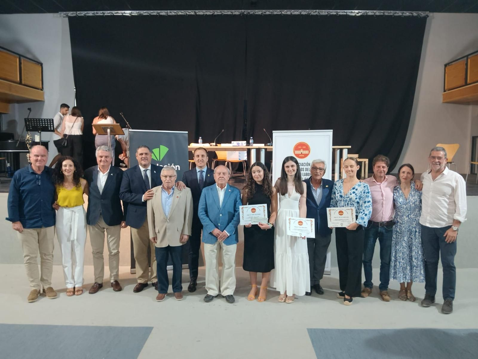 Foto de familia con las tres alumnas premiadas.