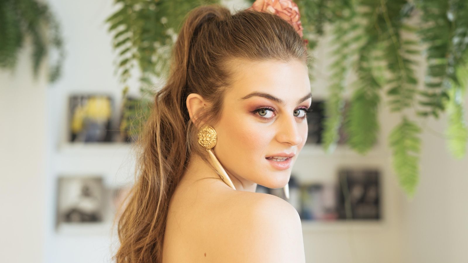 El protagonismo de este maquillaje lo tienen los ojos, por eso no se potencia el labio.