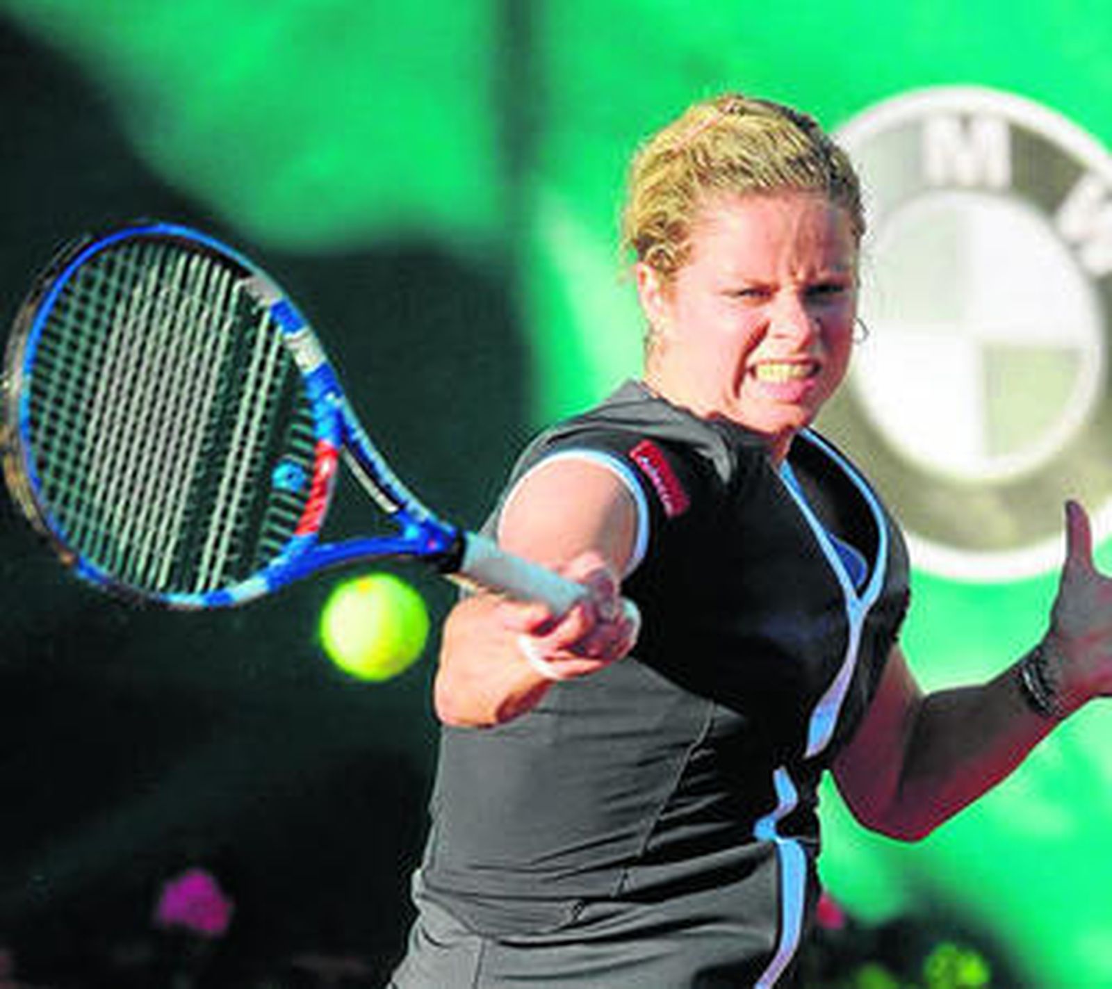 Kim Clijsters devuelve una bola en el partido de ayer.