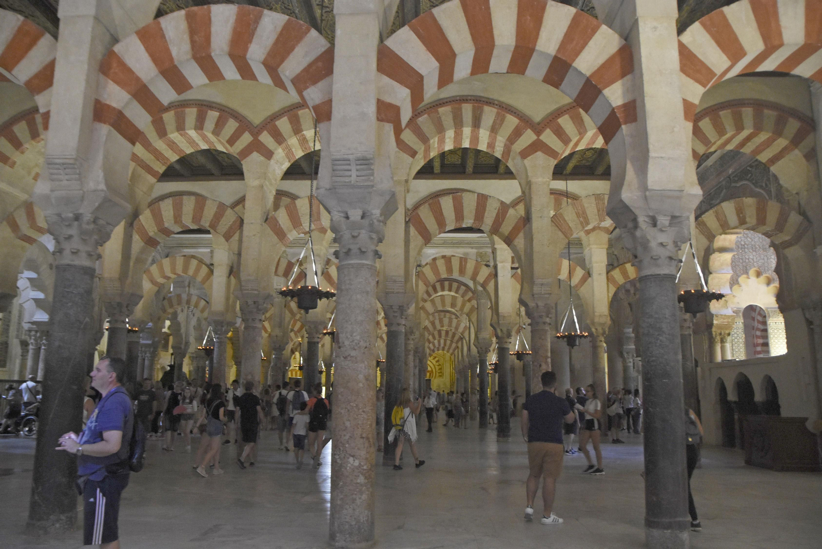 Turistas en el interior de la Mezquita-Catedral.