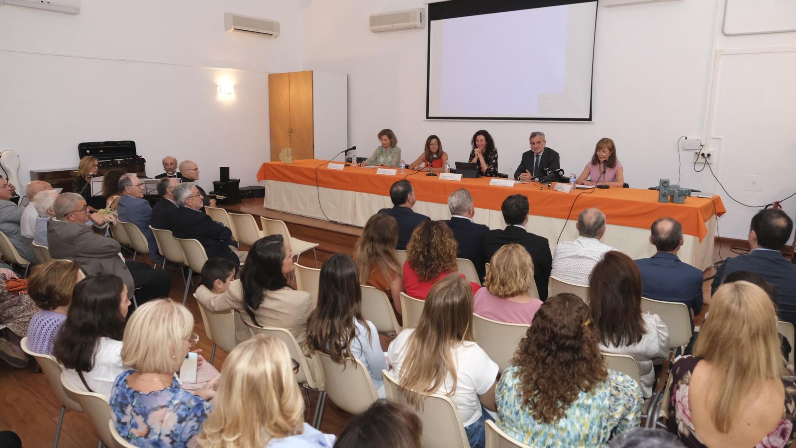 El salón de actos acogió la celebración de la efeméride con autoridades y comunidad educativa