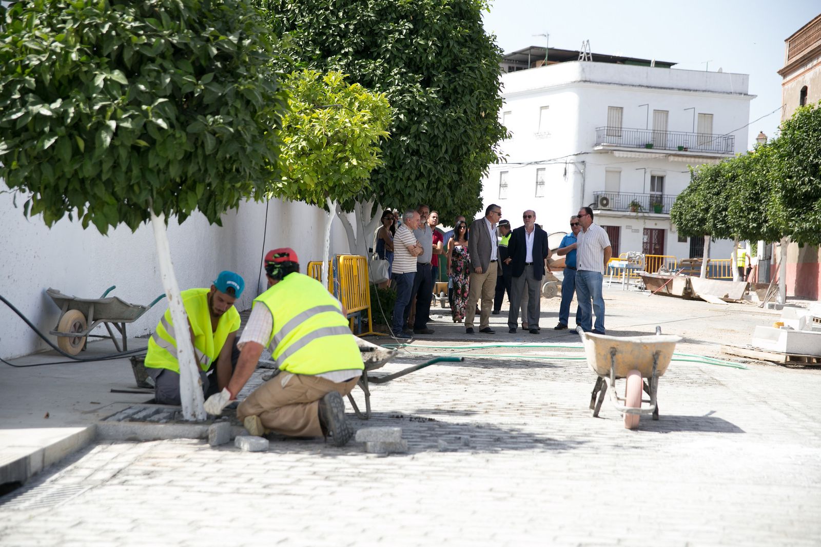 El presidente de la Diputación en El Real de la Jara, donde visitó recientemente una obra del Pfoea.