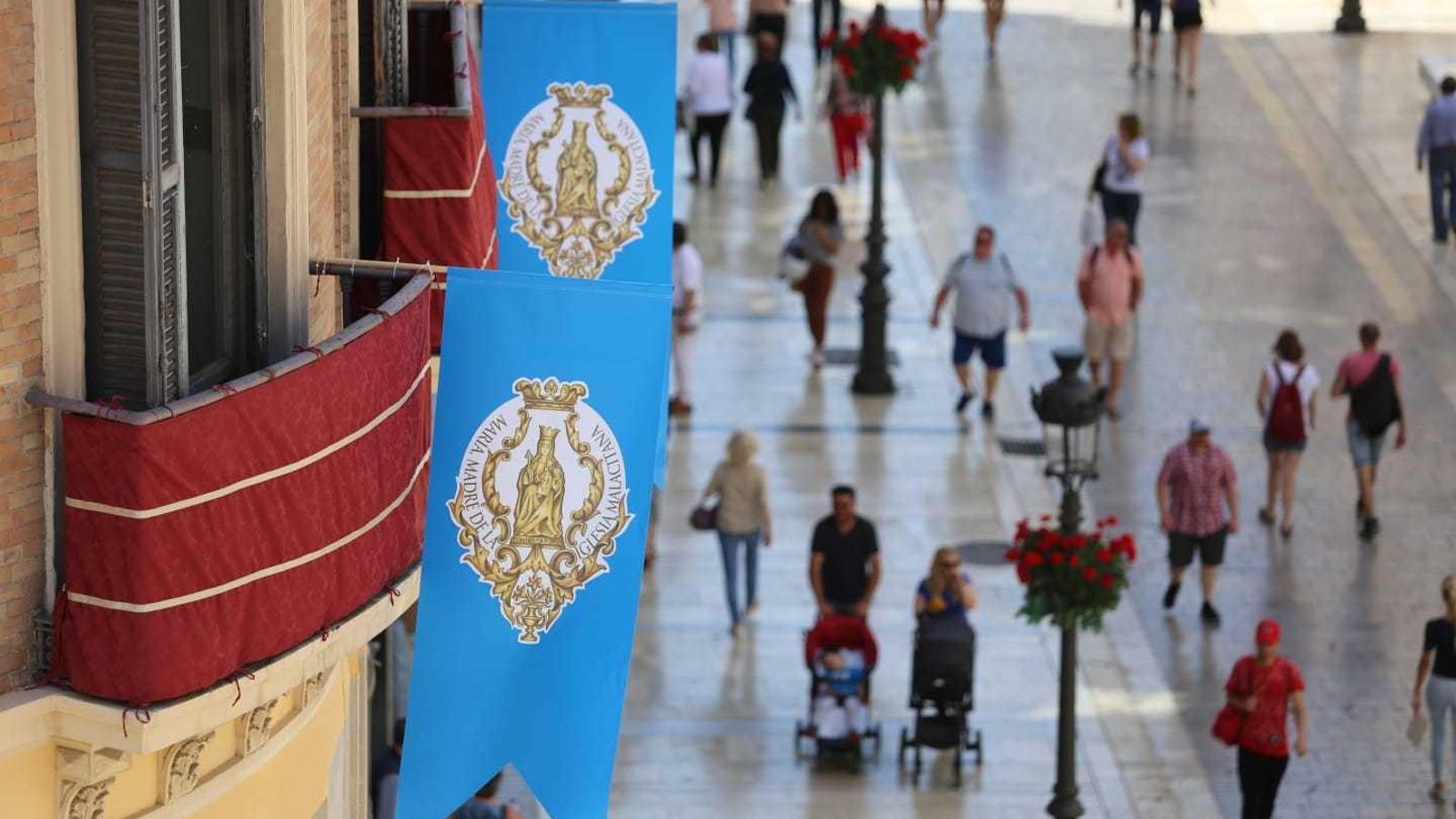 Banderolas en la calle Larios para la Magna procesión de la Victoria de este sábado.