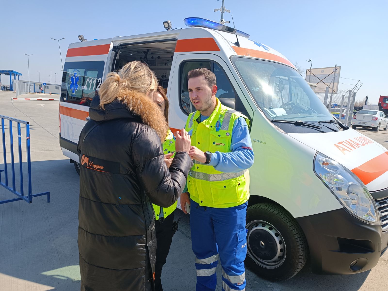 Alfonso Fernández atiende a una mujer recién llegada al puerto rumano de Isaccea.