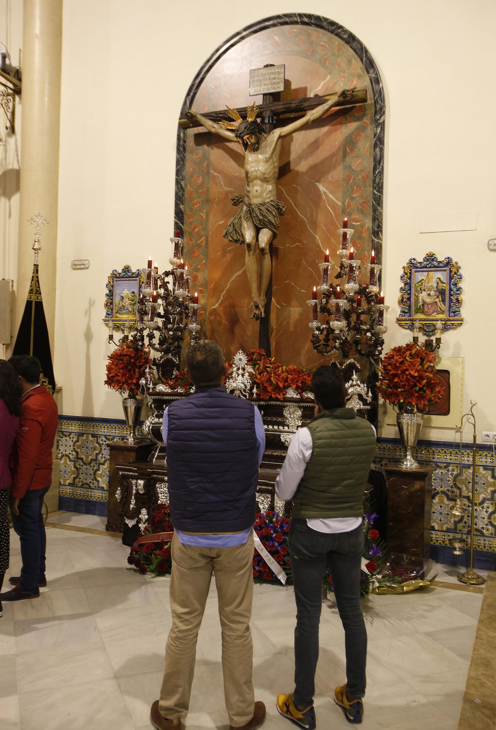 Dos fieles ante el Cristo del Desamparo y Abandono.