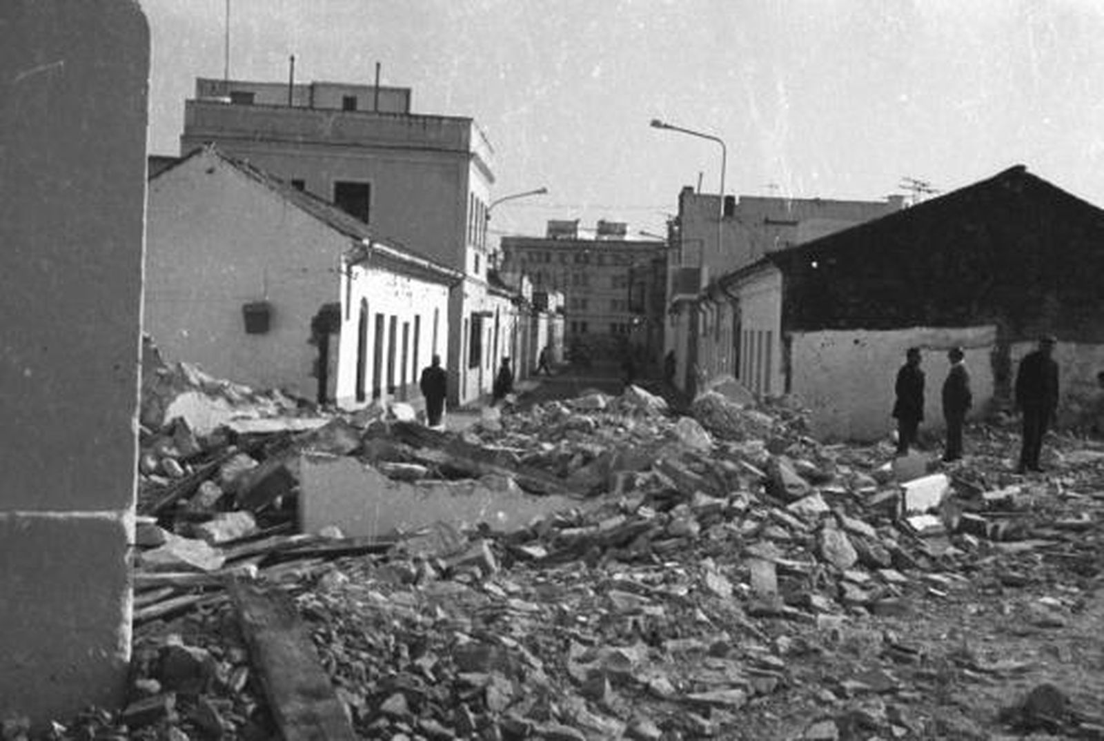 La céntrica calle linense estuvo llena de vida y comercios en otros tiempo.

Foto: Grupo de Facebook La Línea en Blanco y Negro