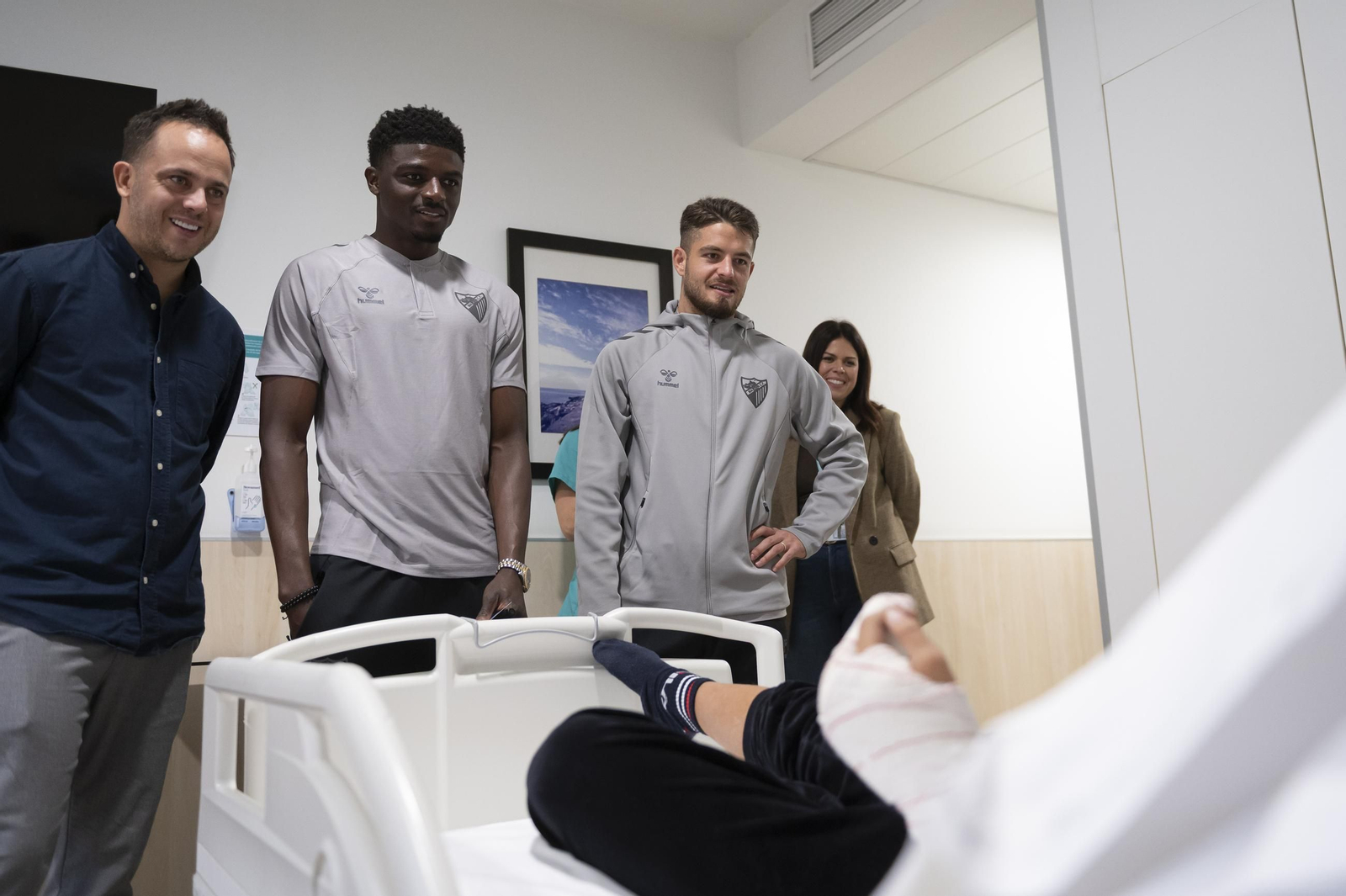 Las fotos de la visita del Málaga CF a los pacientes del Hospital Quirón