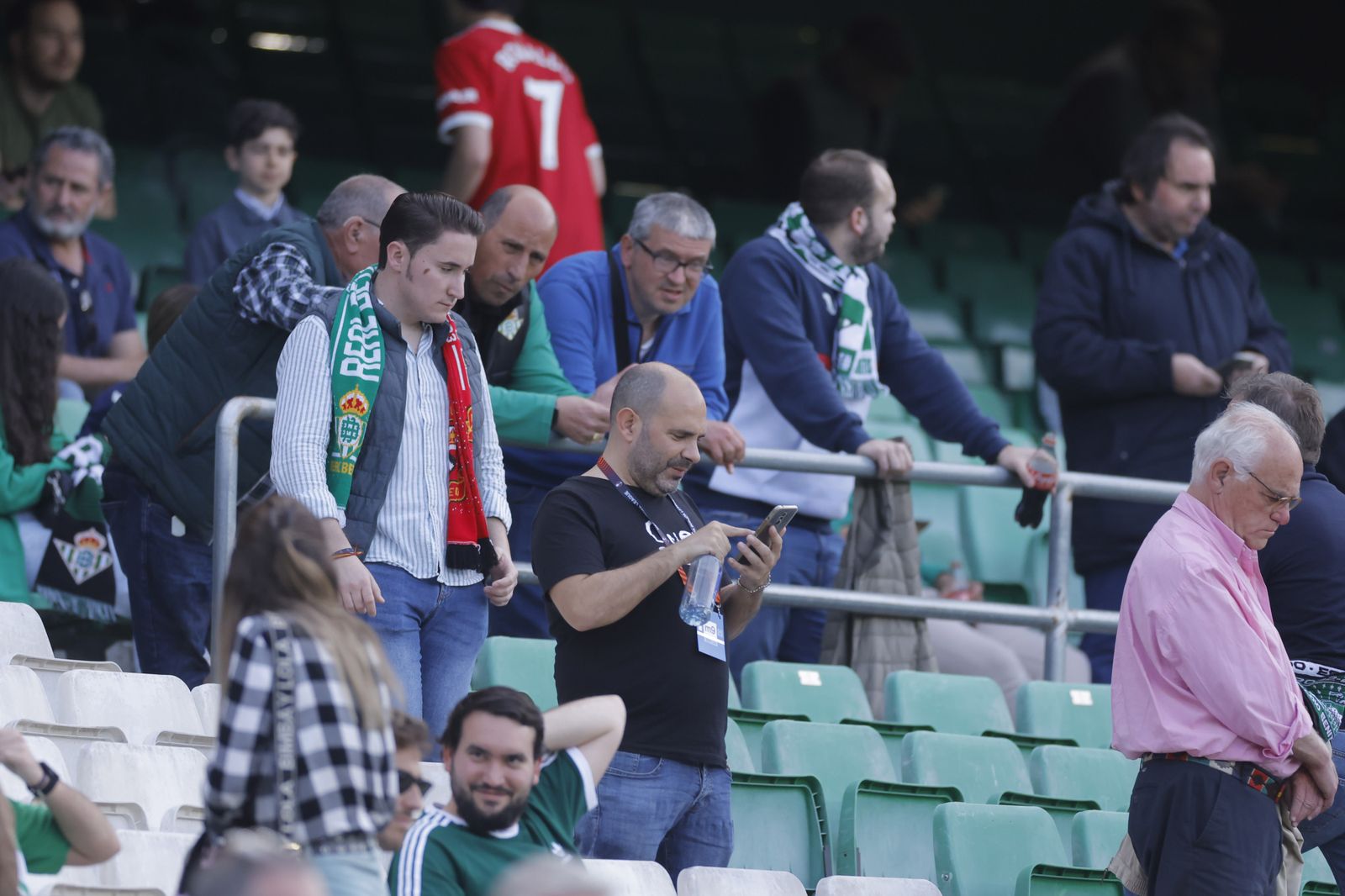 Búscate en las fotos del Betis-Manchester