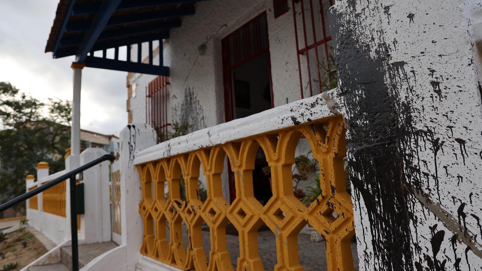 Pintura negra sobre la fachada de la vivienda atacada. Pintura negra sobre la fachada de la vivienda atacada.