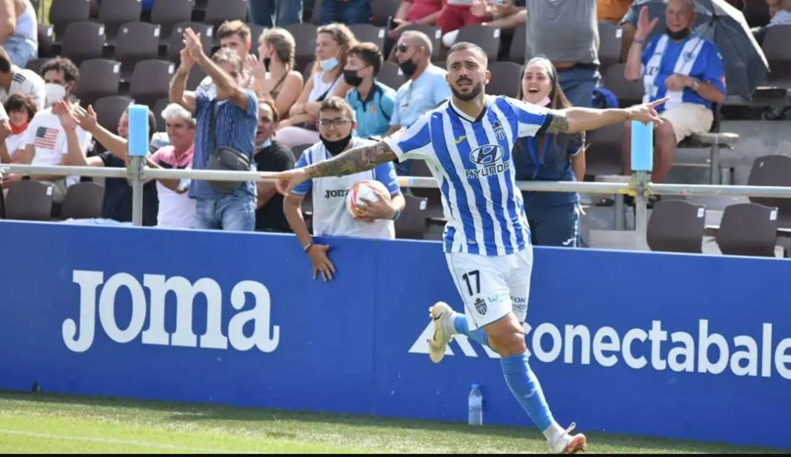 Dioni celebra uno de sus goles con el Atlético Baleares