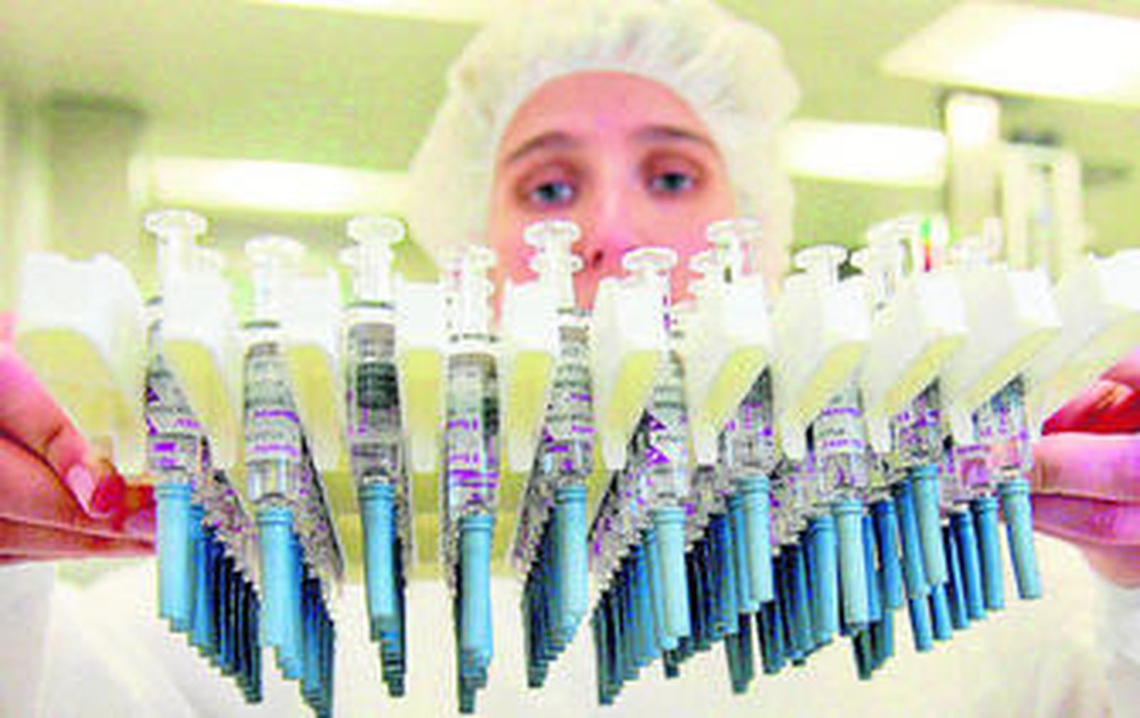 Empleada de una planta de fabricación de vacunas antigripales.