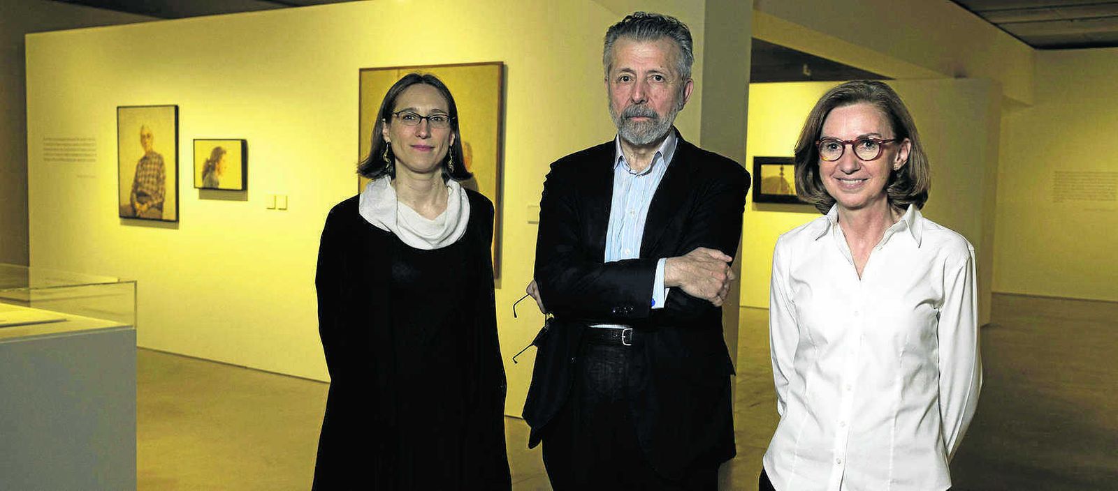 Hernán Cortés junto a las comisarias, Beatriz Cordero y Lola Jiménez-Blanco.