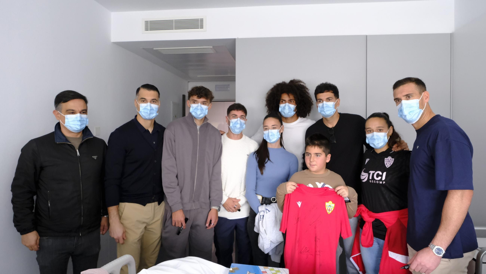 Las imágenes de la visita de los jugadores del Almería a los niños de Torrecárdenas