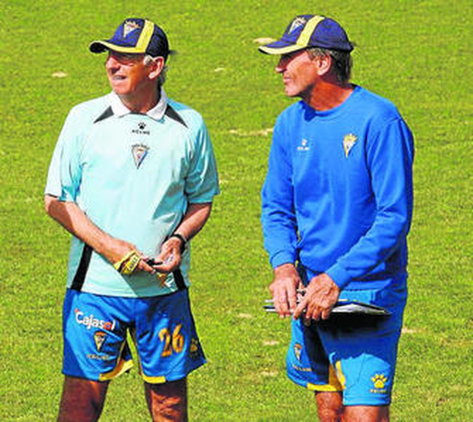 Víctor Espárrago, junto a su segundo entrenador.