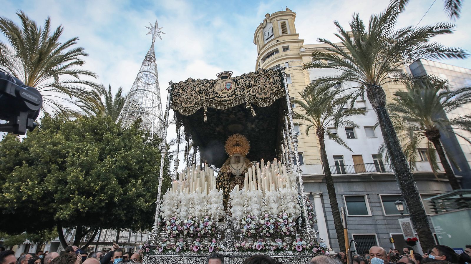 Gran ambiente cofrade en el traslado de la Virgen de la Esperanza a la Catedral