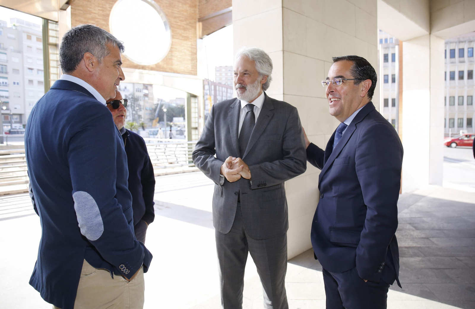 Las imágenes del foro joly con Elías Bendodo