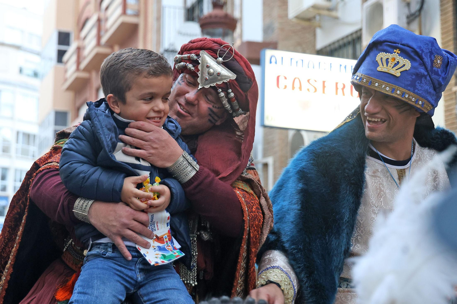 Imágenes del Heraldo Real anunciando la llegada de los Reyes Magos a Huelva