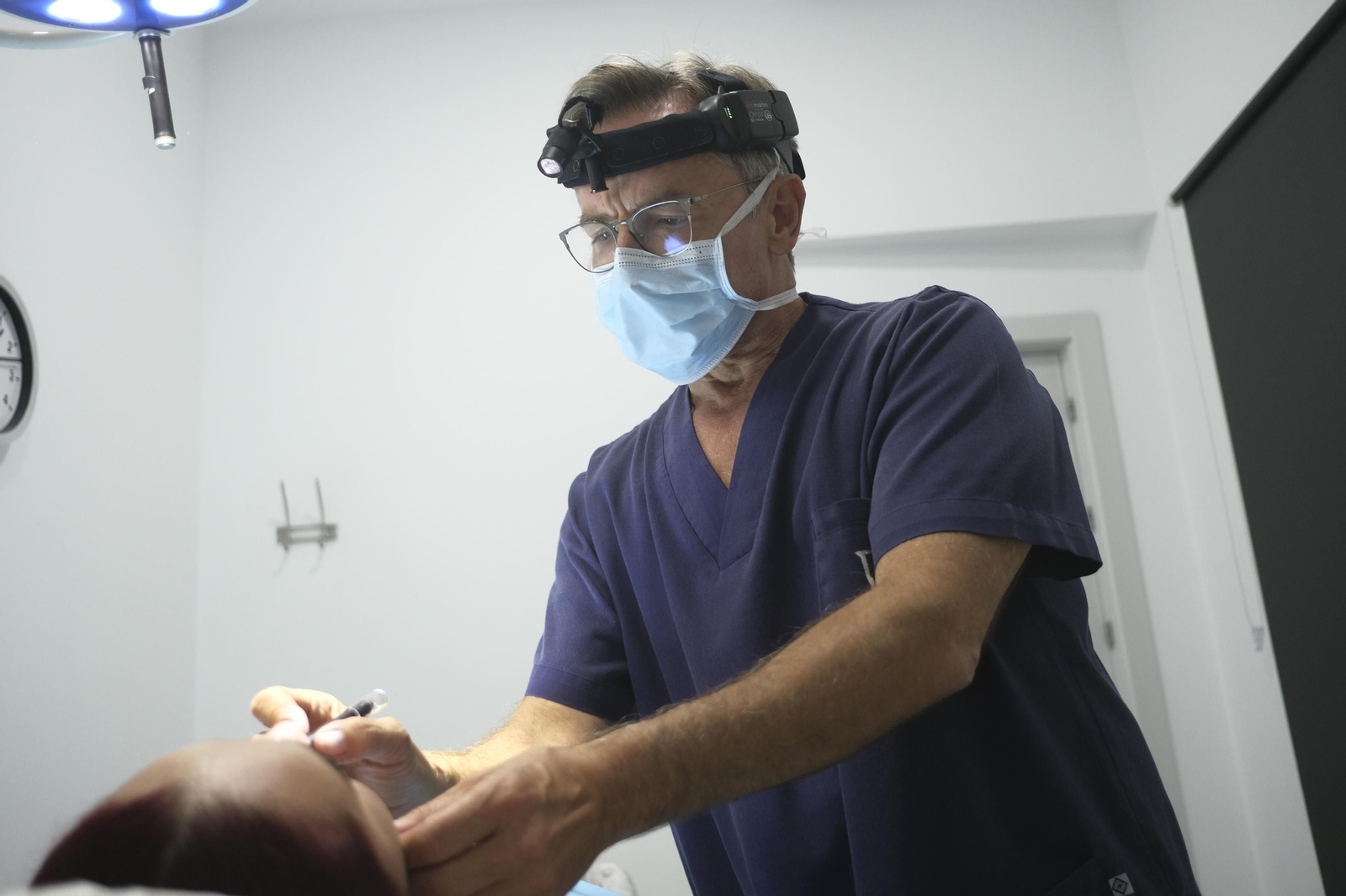 El doctor Alberto Redondo Camacho atiende a una paciente durante una consulta.