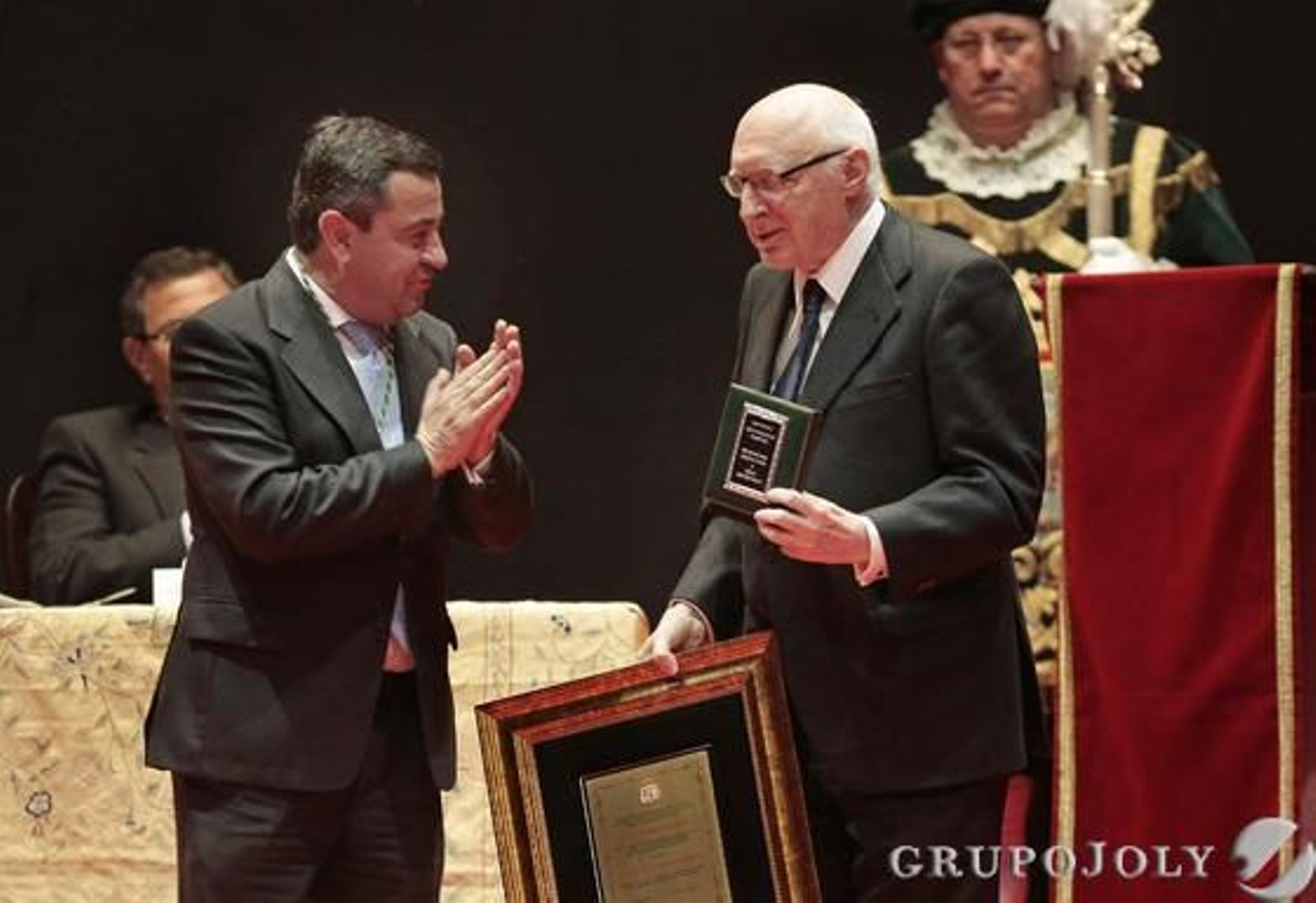 El presidente de la Diputación y alcalde de San Fernando, José Loaiza, aplaude a José Pedro Pérez-Llorca tras entregarle el título de Hijo Predilecto de la Provincia de Cádiz.  Foto: Fito Carreto