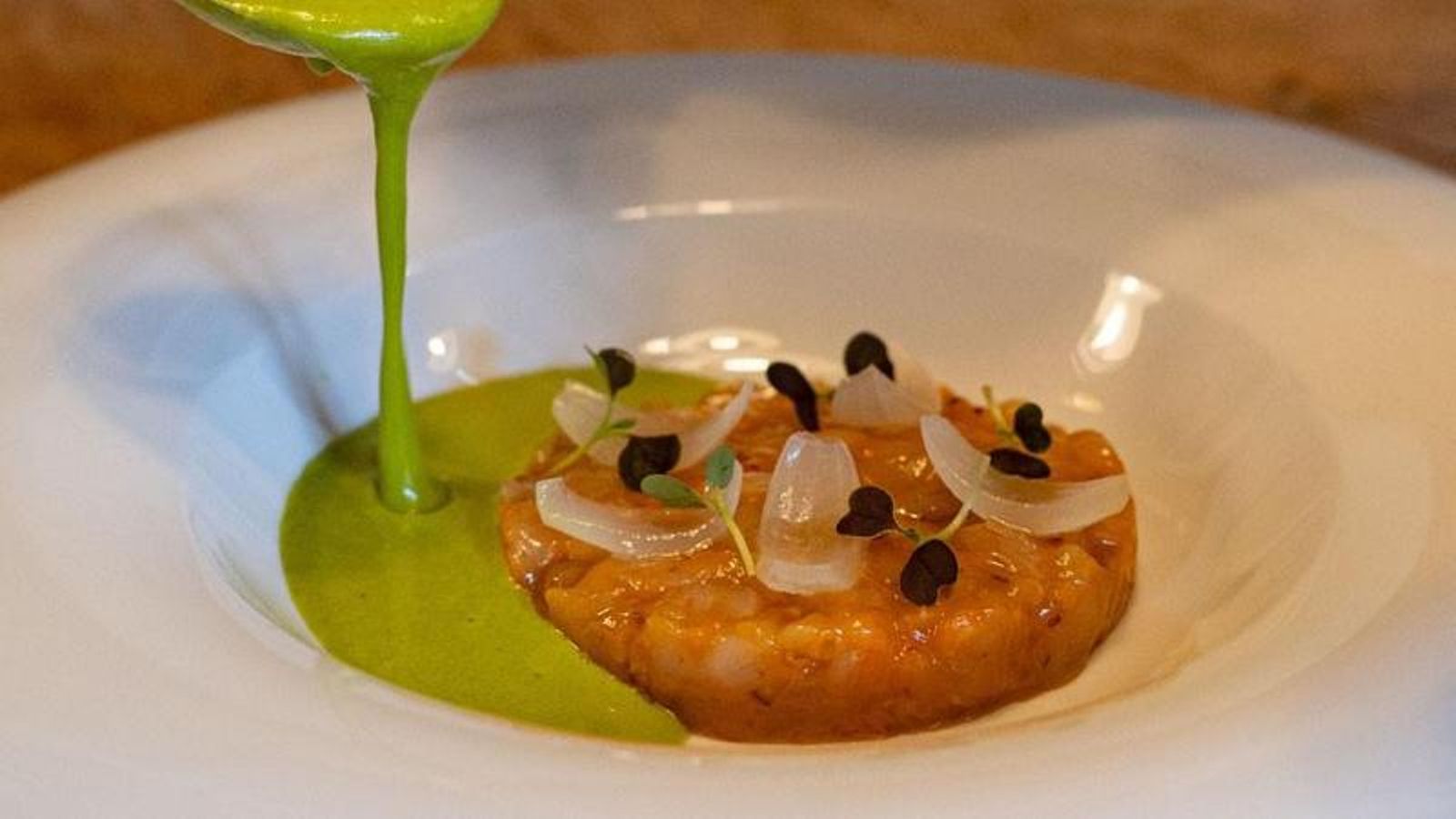 Tartar de gamba blanca con ajoverde de albahaca y pétalos de cebollitas francesas de El Envero Tartar de gamba blanca con ajoverde de albahaca y pétalos de cebollitas francesas de El Envero