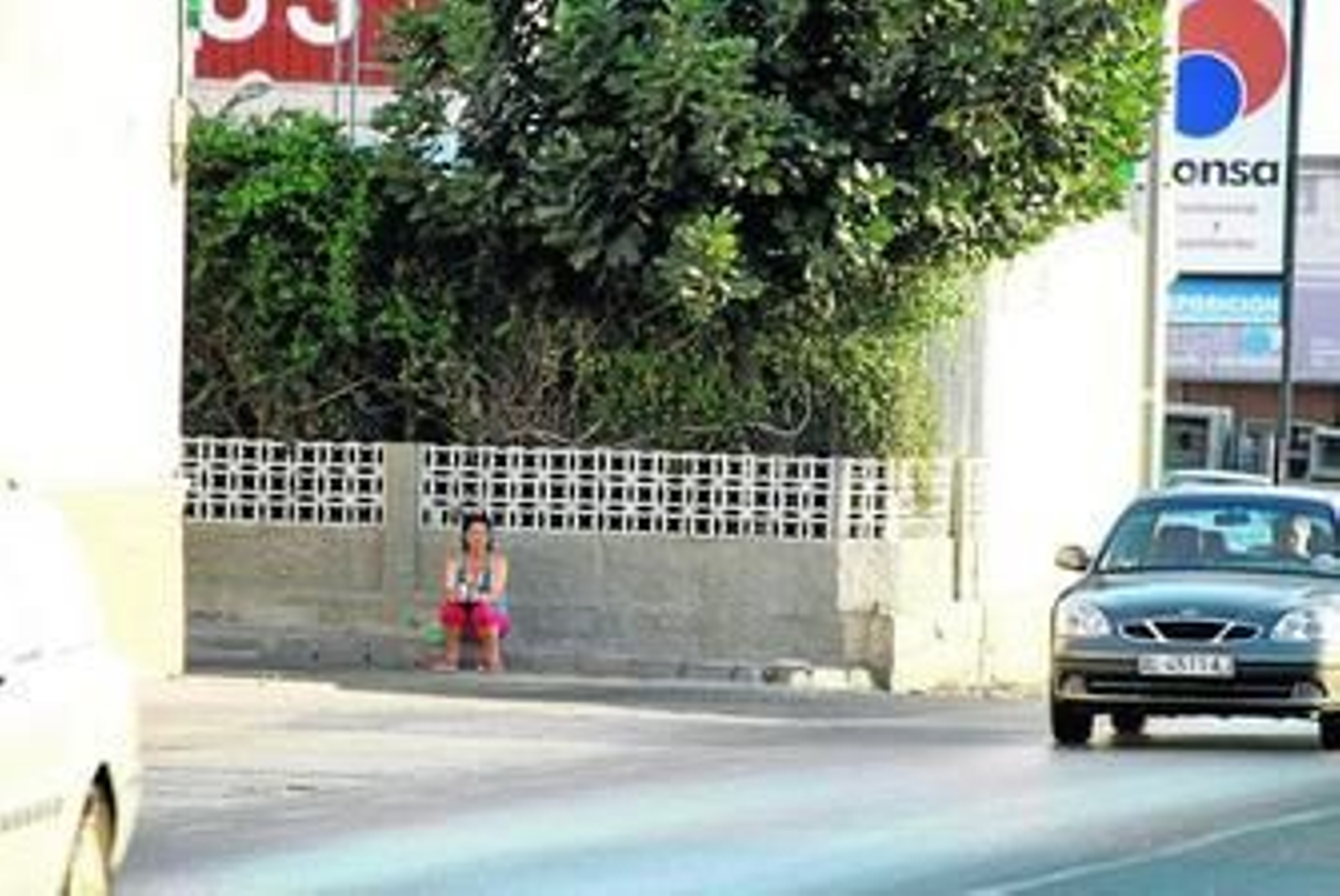 Una prostituta espera paciente en la carretera de Sierra Alhamilla a que se detenga algún cliente.