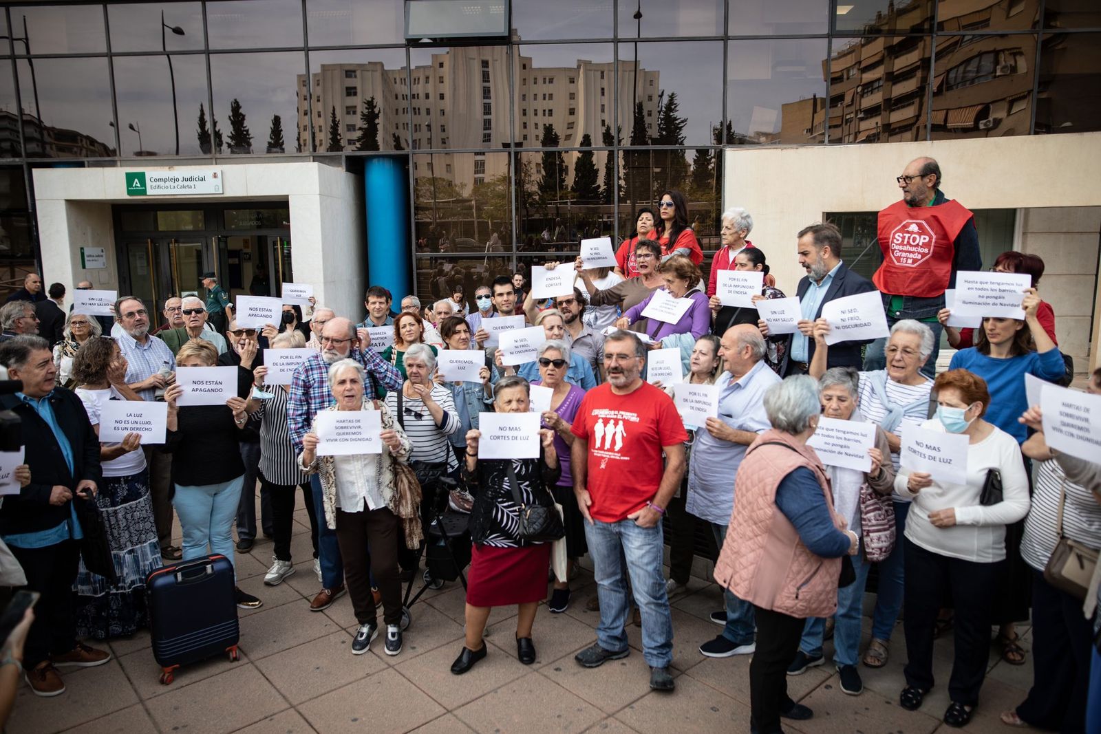 Manifestación a las puertas de los juzgados de Granada reclamando el cese de los cortes de luz