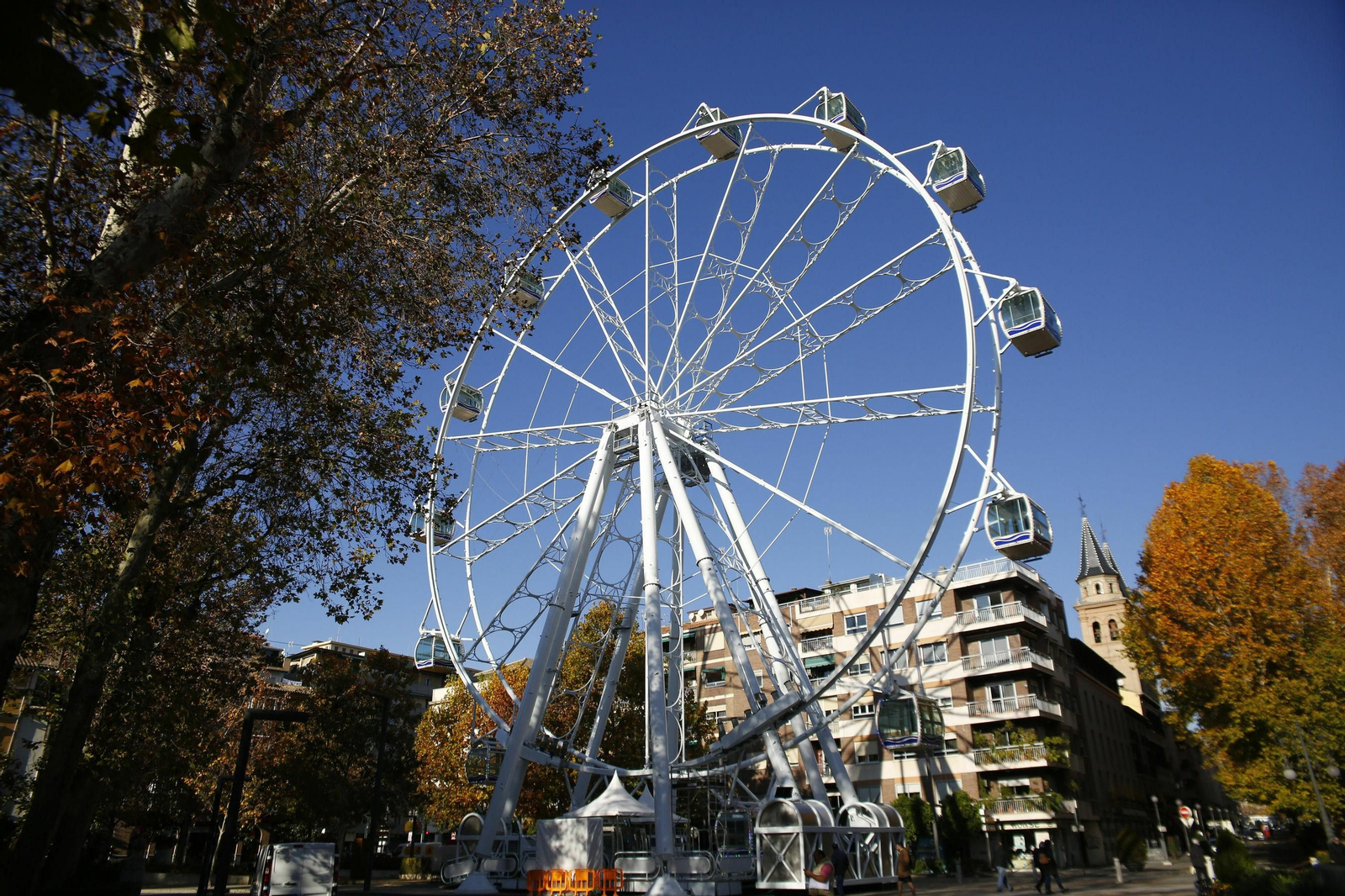 Las cofradías del Zaidín se niegan a pasar por debajo de la noria