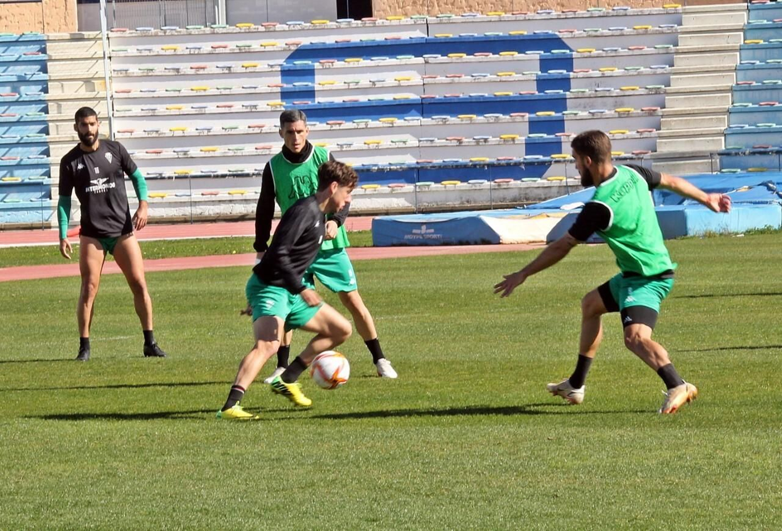 Rodrigo Sanz, que vuelve a la convocatoria, controla el balón ante Callejón y Ferrón.