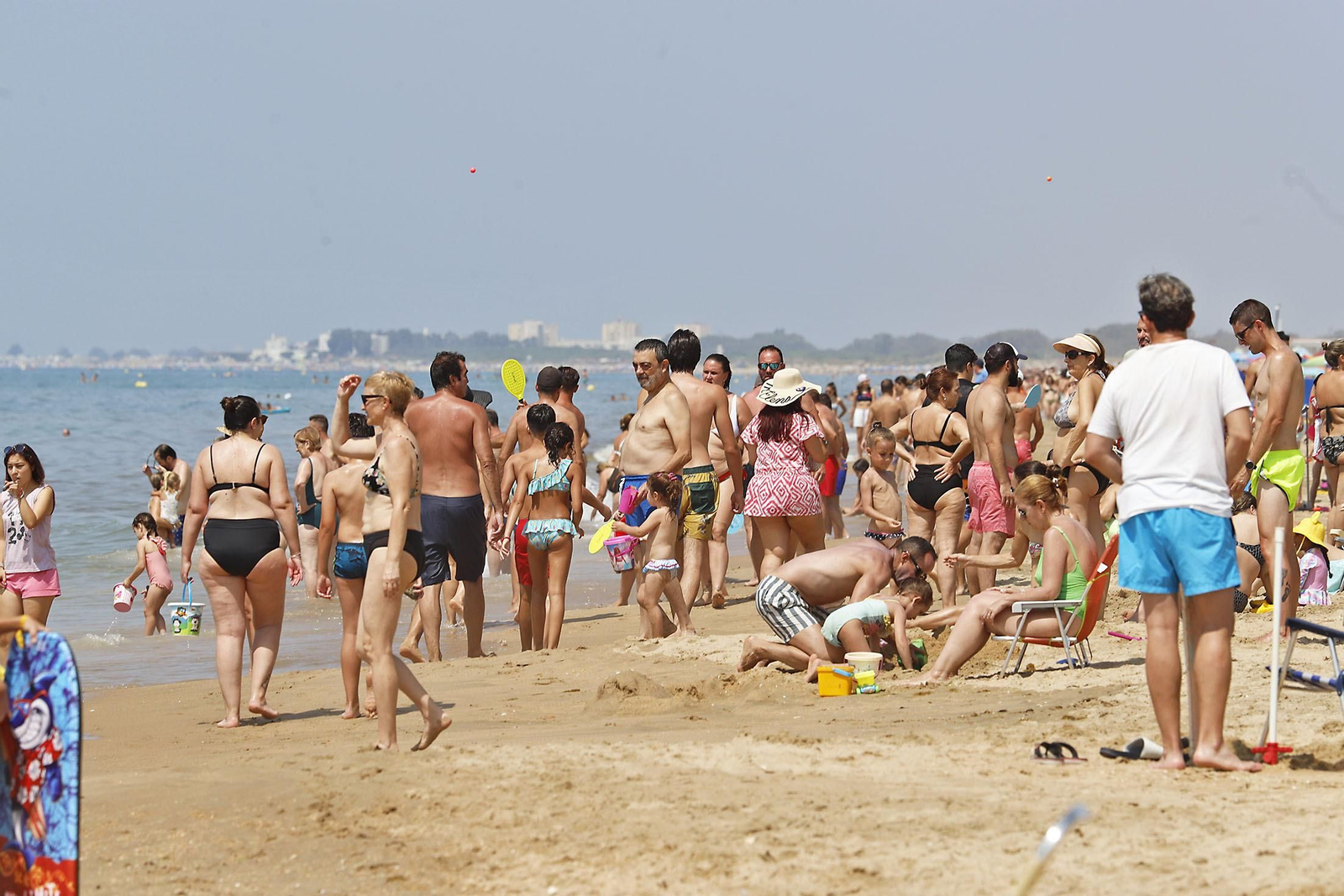 Imágenes del ambiente en las playas de Huelva en el 1 de julio