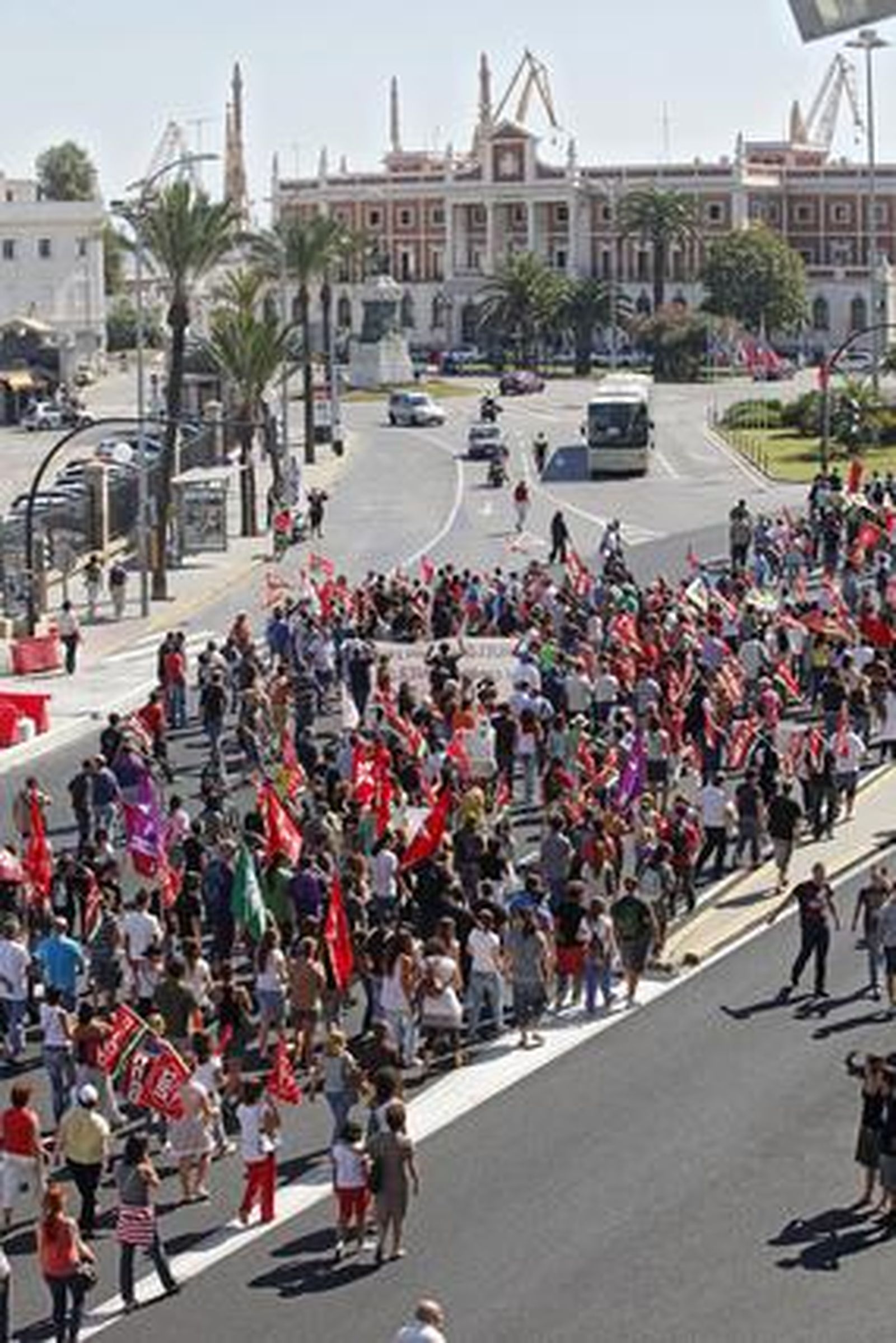 Los piquetes tomaron el centro de la capital desde primera hora de la mañana para impedir la apertura de comercios y empresas. /Jesús Marín