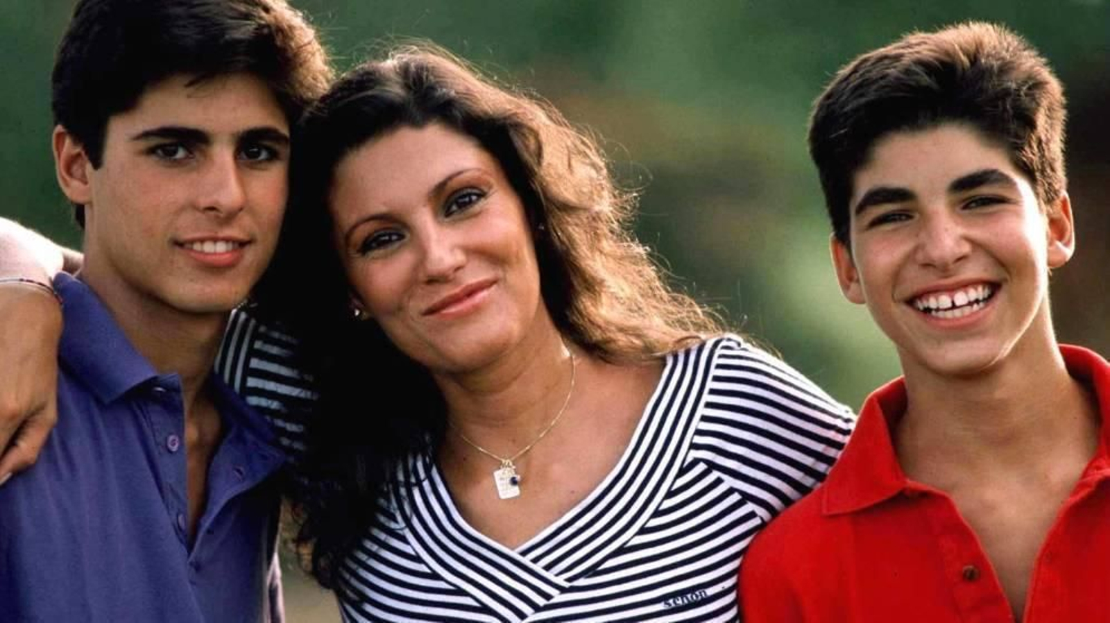 Los hermanos Rivera, de adolescentes, junto a su madre.