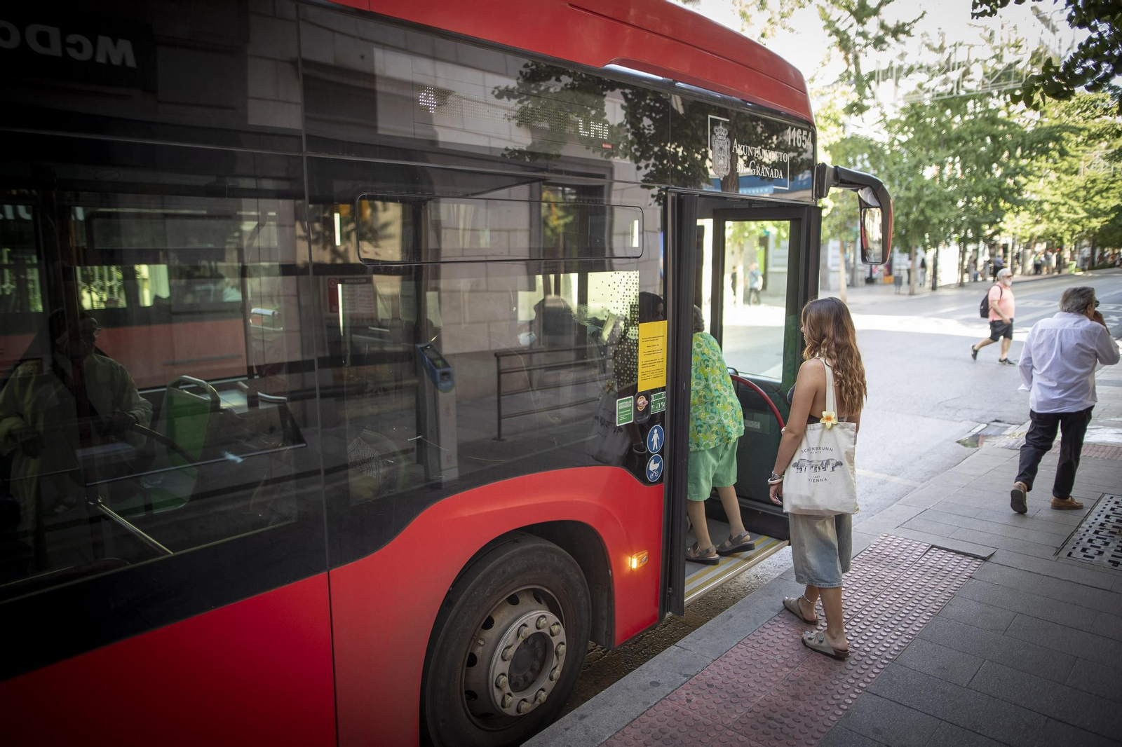 Una joven sube a un autobus urbano en Granada | Imagen de archivo