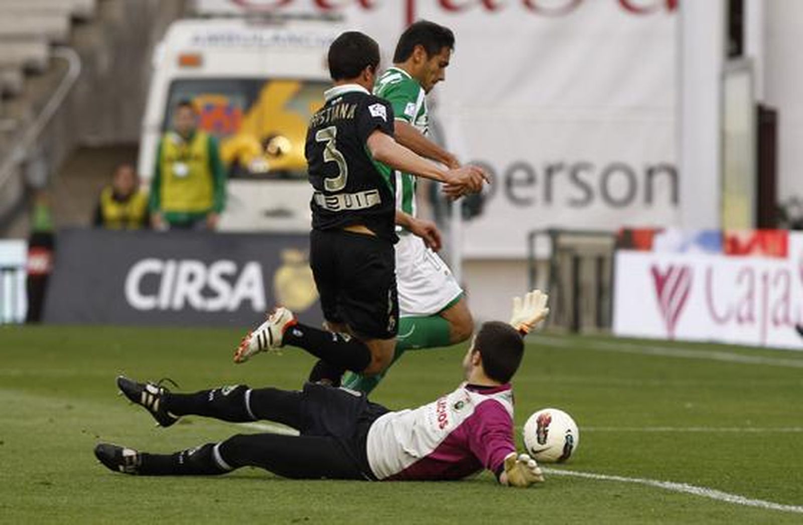 El Betis pierde una oportunidad para distanciarse del descenso y hundir al Racing de Santander (1-1). / Antonio Pizarro