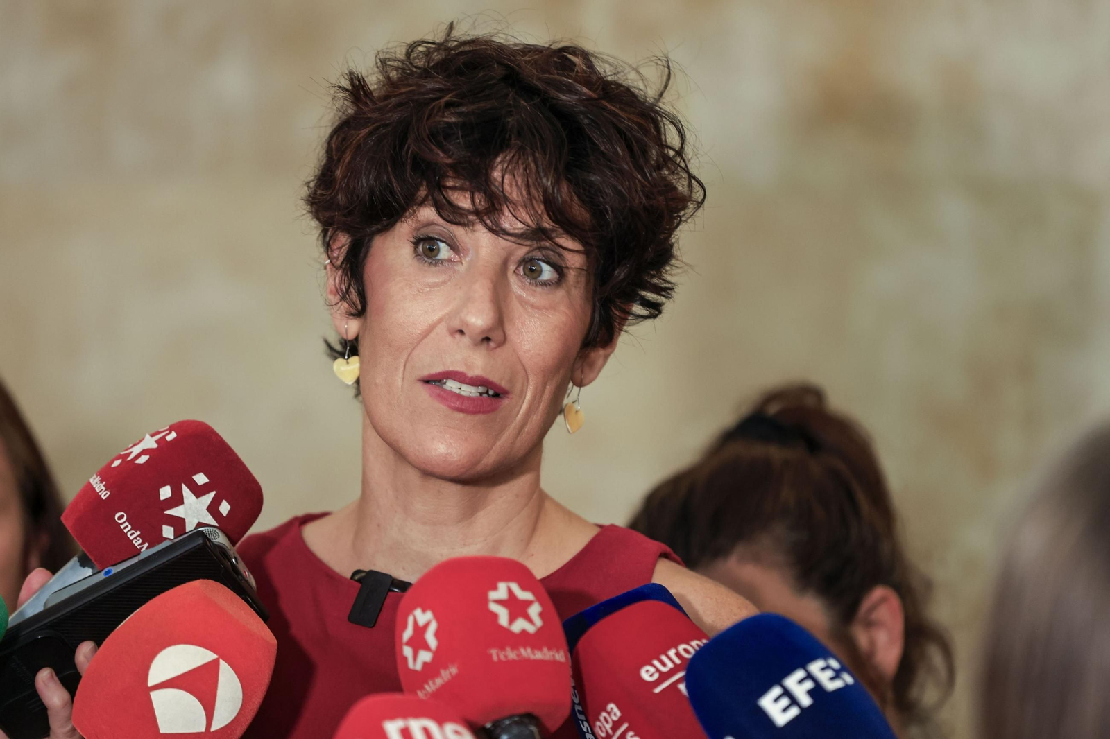 La ministra Elma Saiz atiende a los medios.