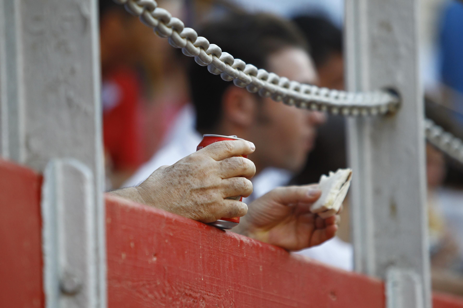 Las imágenes del ambiente del tendido en la novillada de la Feria Taurina de Almería