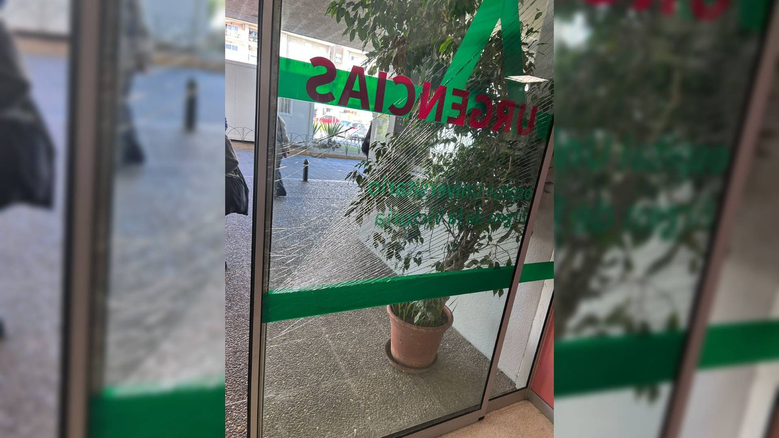 Aspecto de la puerta de Urgencias del Hospital Clínico tras el suceso.