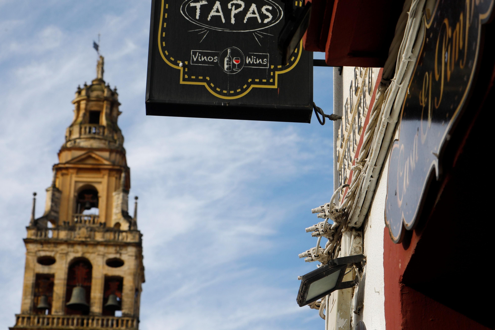 El cableado aéreo campa a sus anchas en el Casco Histórico de Córdoba, en imágenes