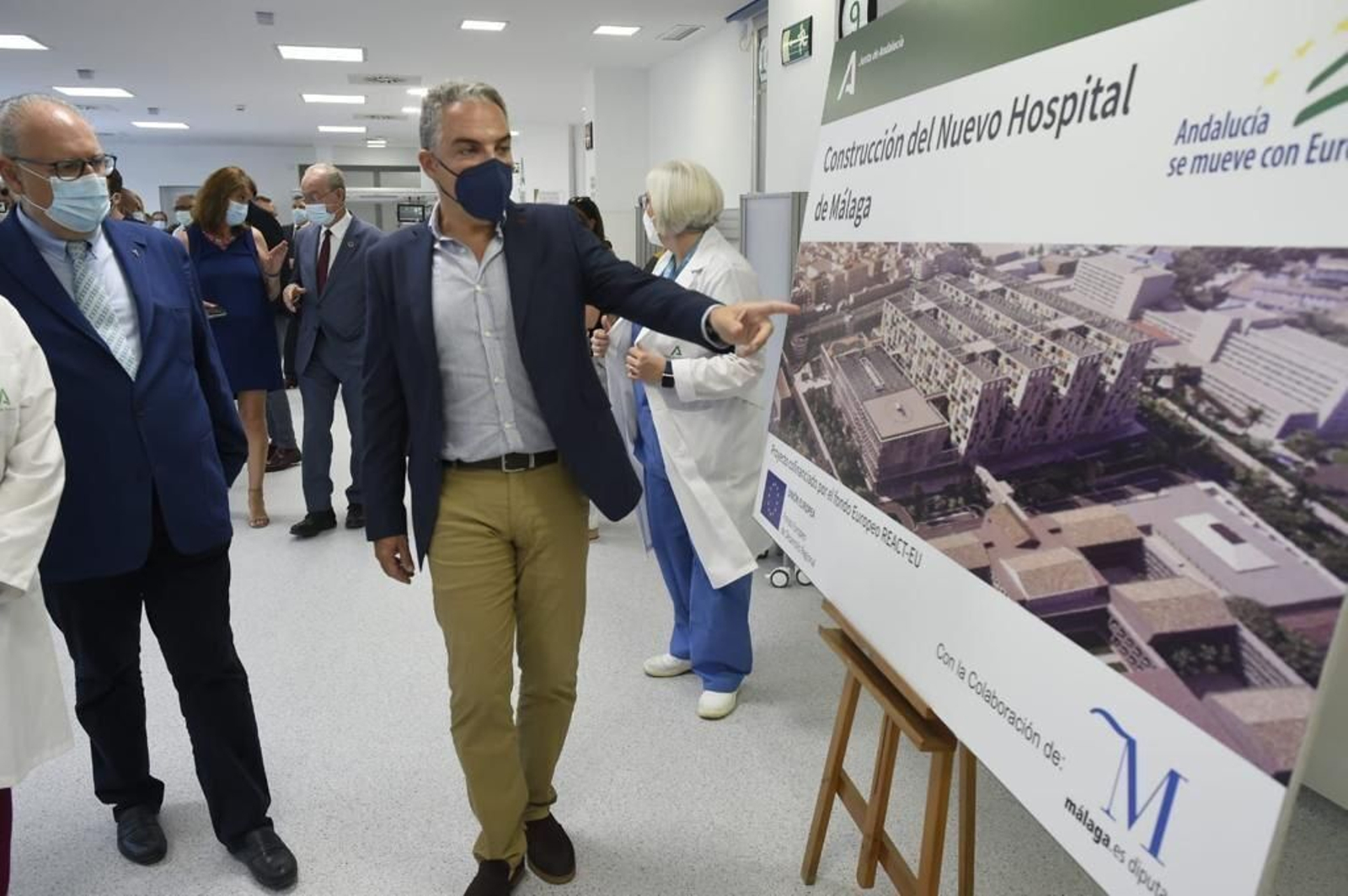 Bendodo, con el gerente del SAS ante el cartel sobre el tercer hospital. Bendodo, con el gerente del SAS ante el cartel sobre el tercer hospital.