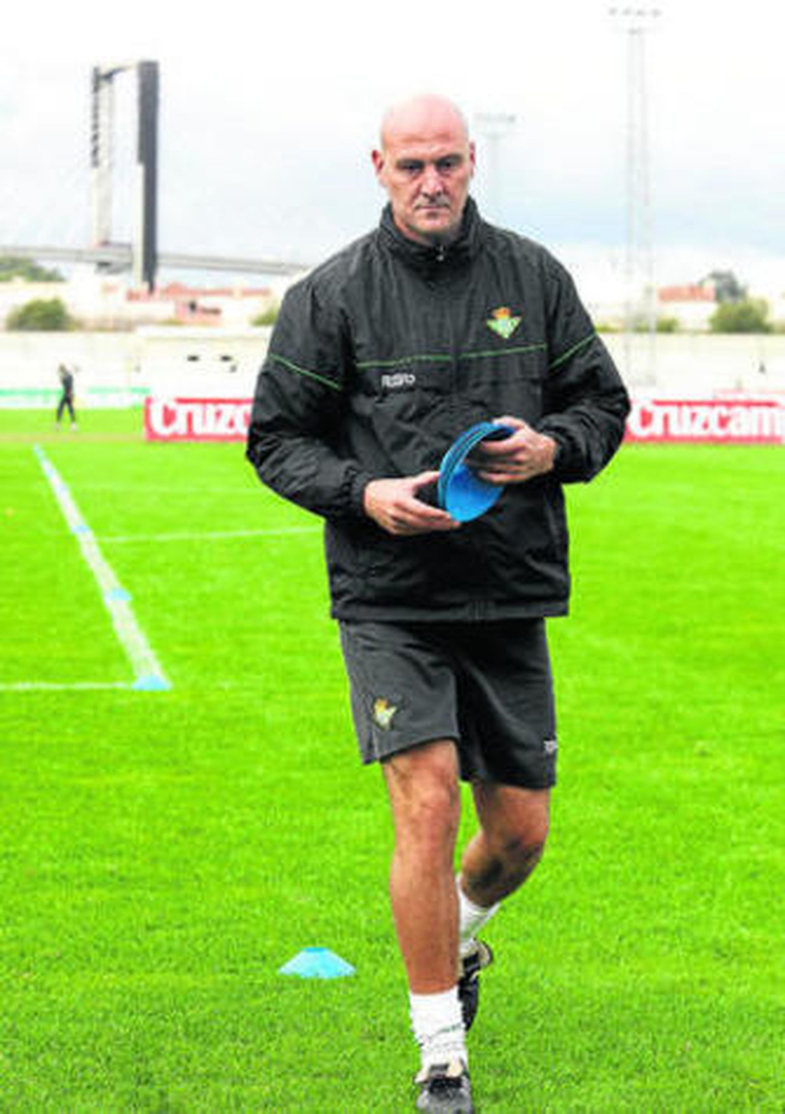 Roberto Ríos coloca los conos para un ejercicio del entrenamiento.