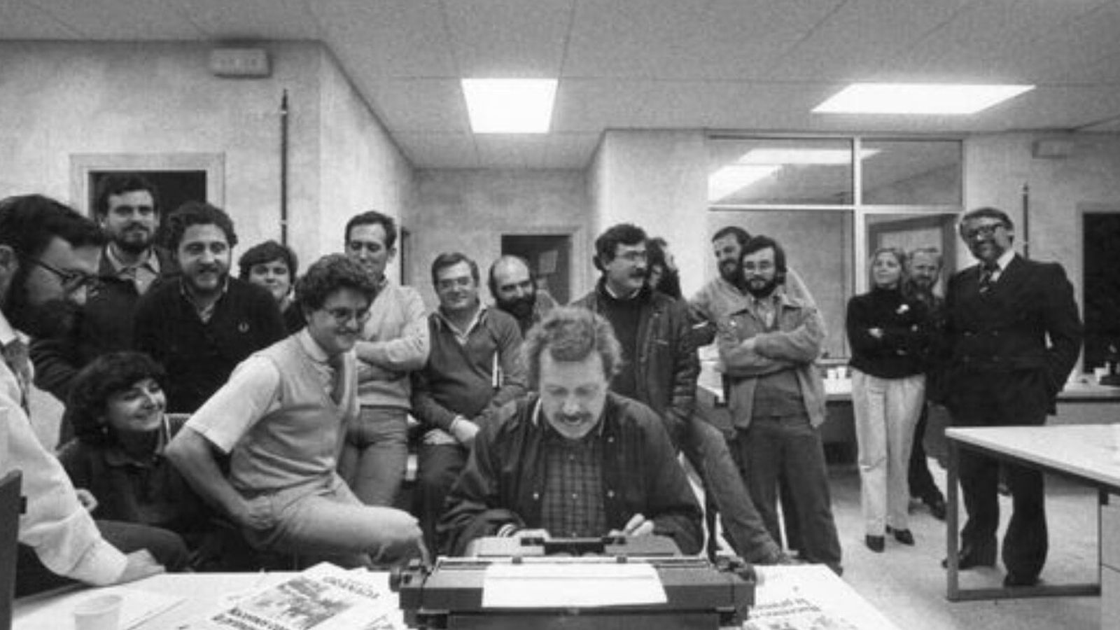 Redacción de Diario de Granada en 1982, con Alfonso Grosso en primer plano