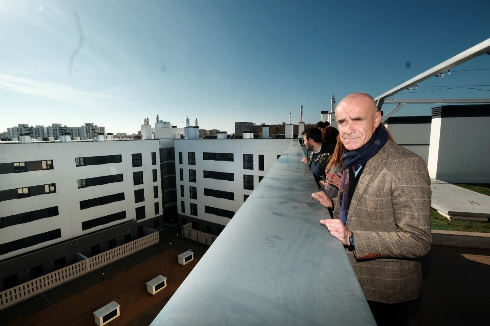 Muñoz durante su visita a la promoción de VPO en Cisneo Alto.