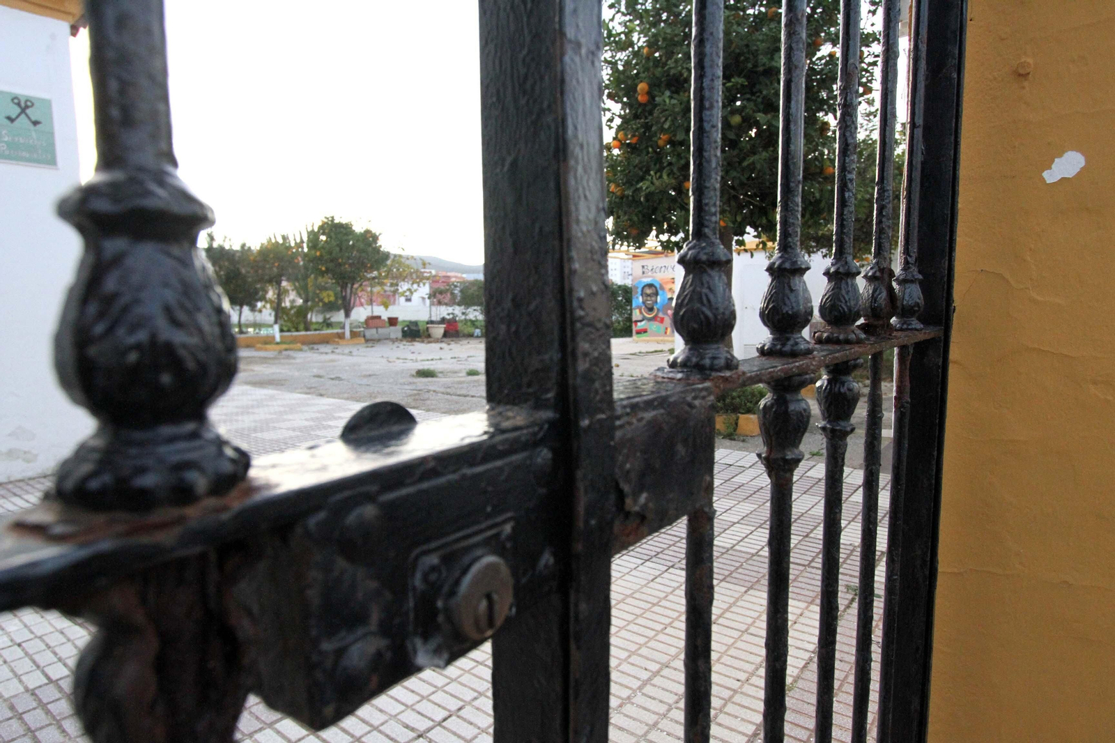 Las rejas, cerradas, en la zona exterior de la iglesia de Pescadores que comunica con la casa de acogida La Esperanza.