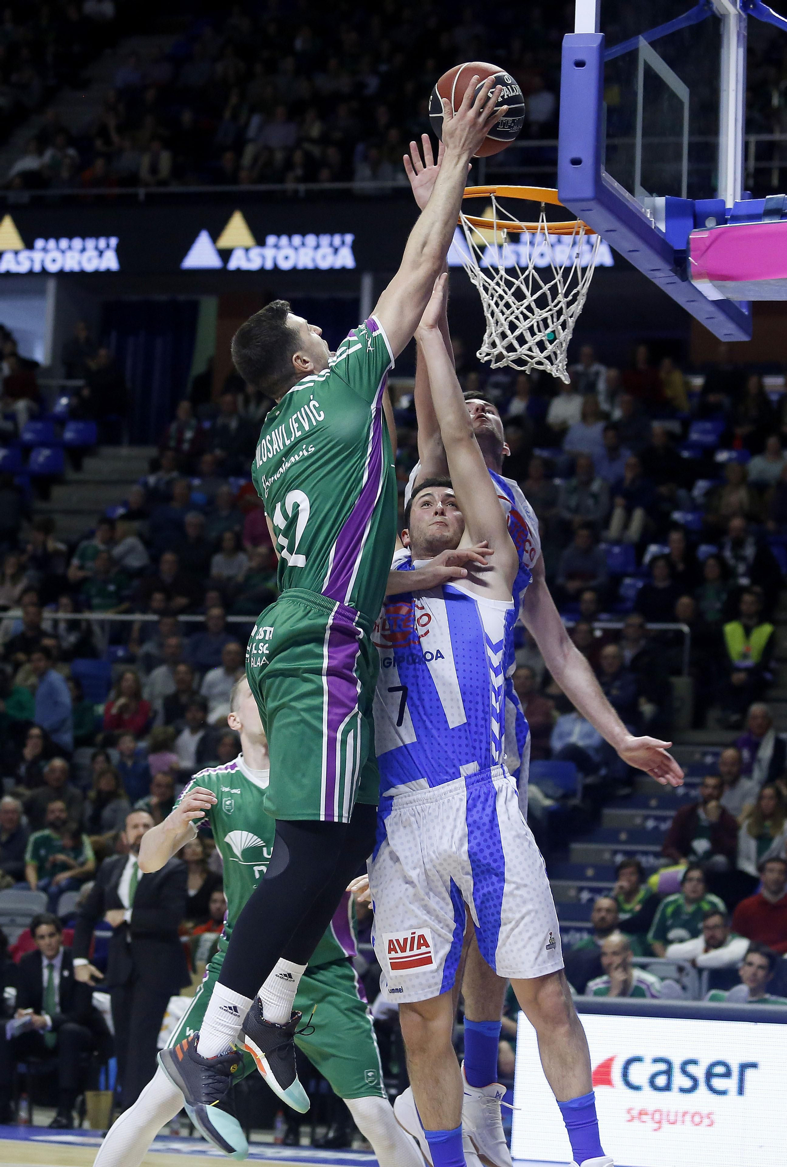 Dragan Milosavljevic intenta anotar una canasta.