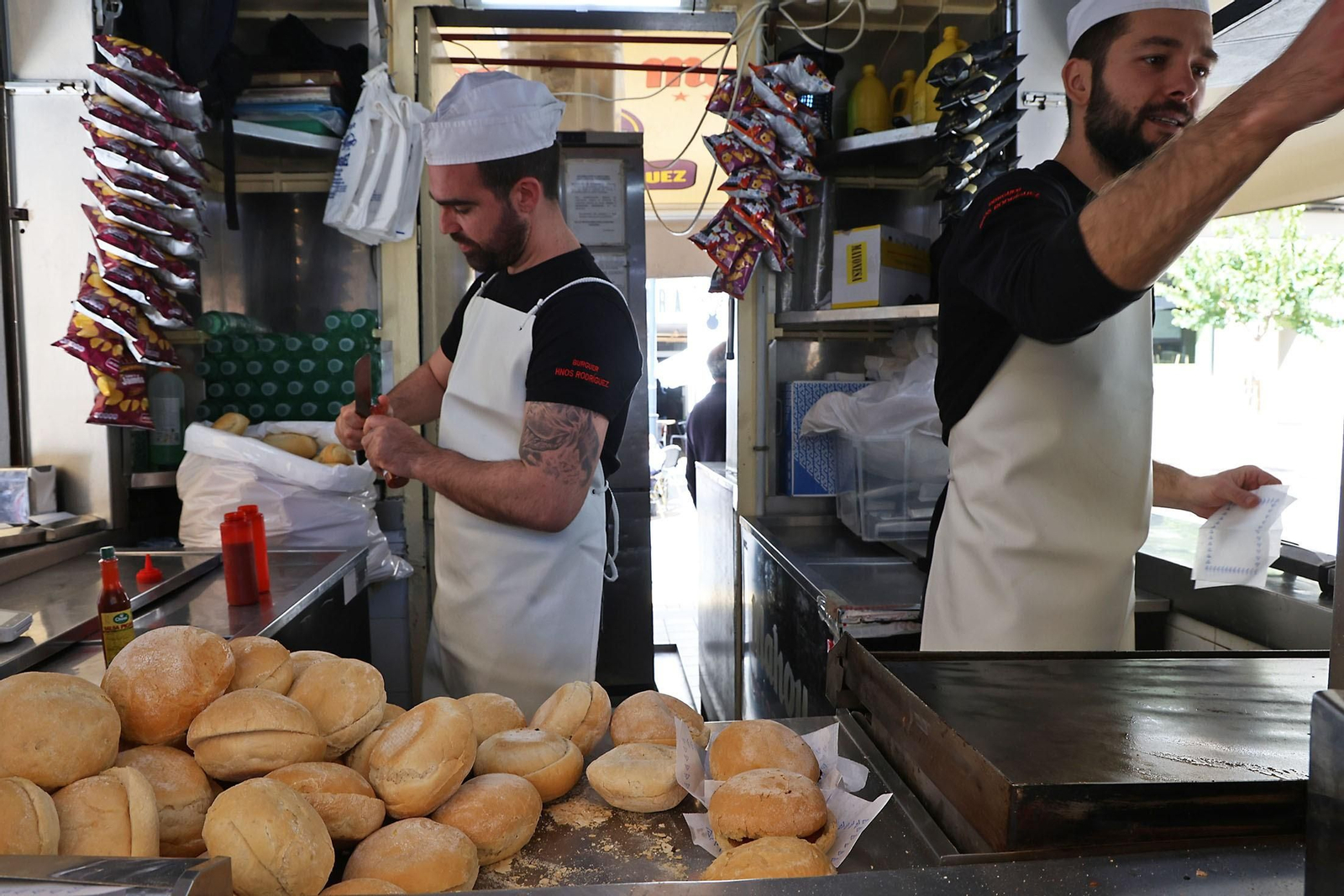 Las hamburguesas de la Plaza de las Monjas: imágenes de un manjar que sigue enamorando tras 60 años en Huelva
