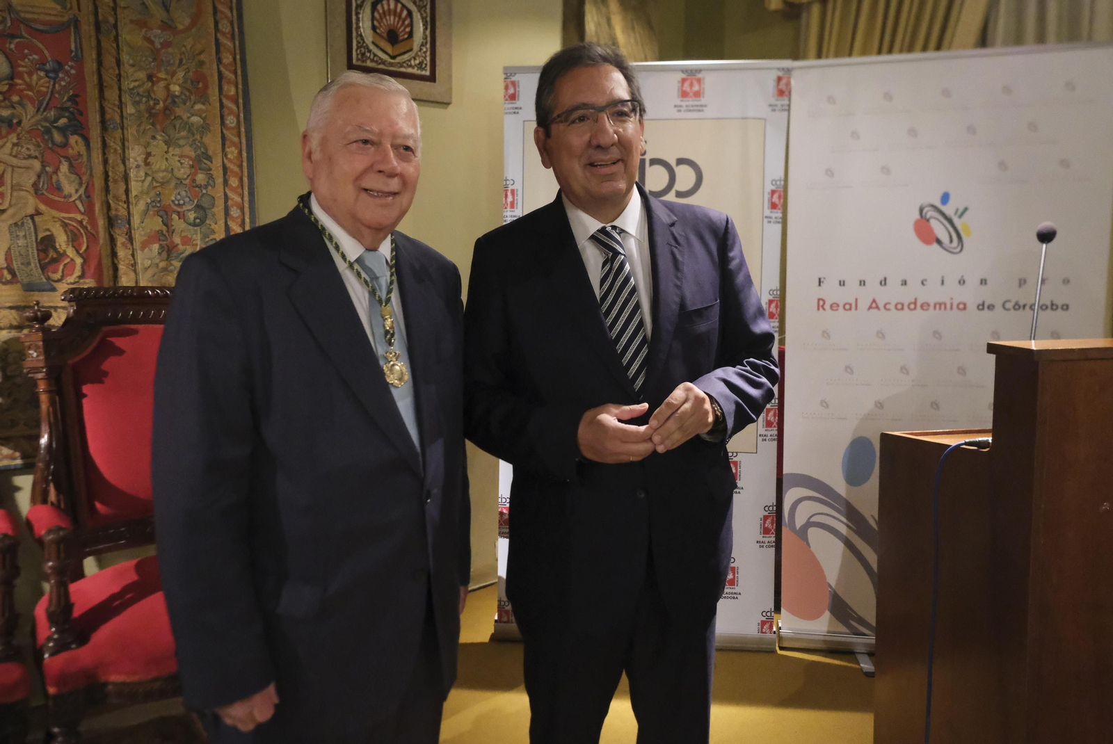 El ingreso del presidente de la Fundación Cajasol, Antonio Pulido, en la Real Academia de Córdoba, en imágenes